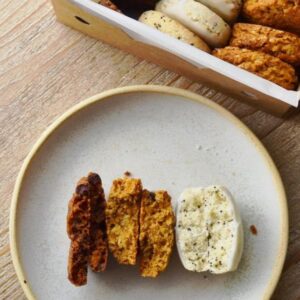 Variedad de galletas sobre un plato en una mesa