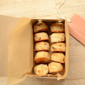 Variedad de scones en una caja sobre una mesa