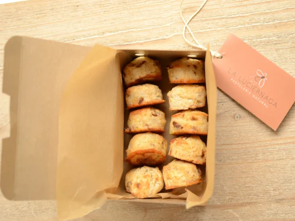 Variedad de scones en una caja sobre una mesa