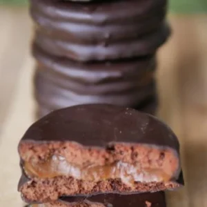 Alfajores veganos sobre una mesa