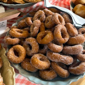 Montaña de rosquillas sobre una mesa