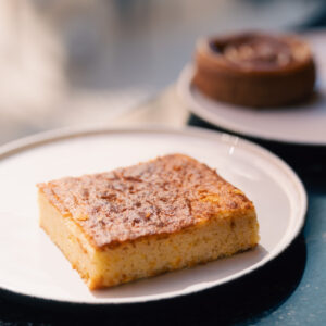 bizcocho de almendra y naranja sobre un plato