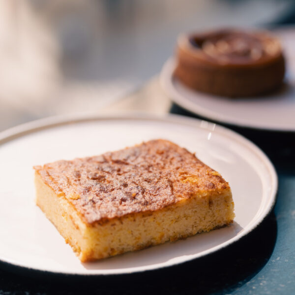 bizcocho de almendra y naranja sobre un plato