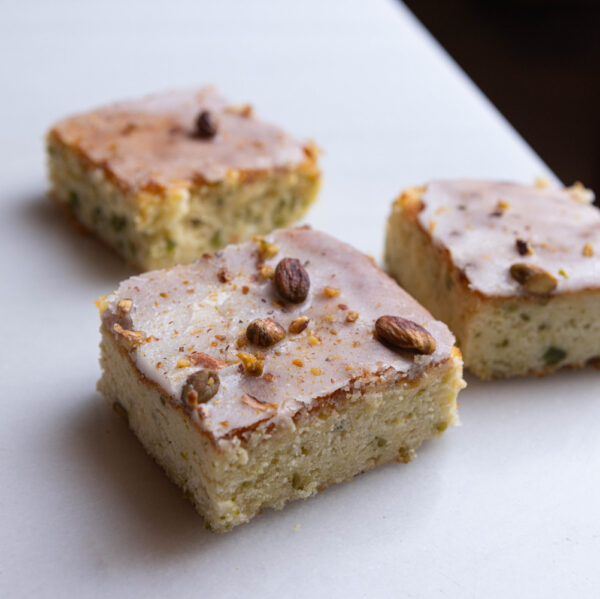 Tres blondies sobre una mesa