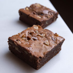 Brownie con nueces sobre una mesa