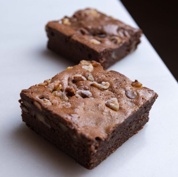 Brownie con nueces sobre una mesa