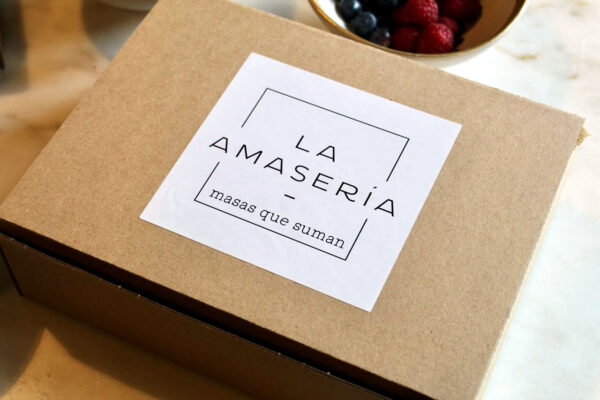 Caja con etiqueta de La Amasería