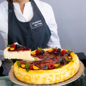 Mujer sujetando tarta de queso