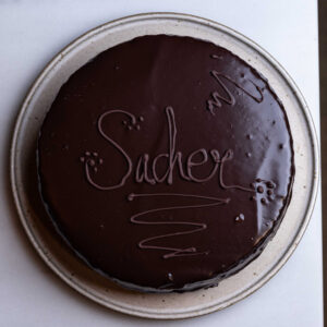 Tarta Sacher sobre una mesa