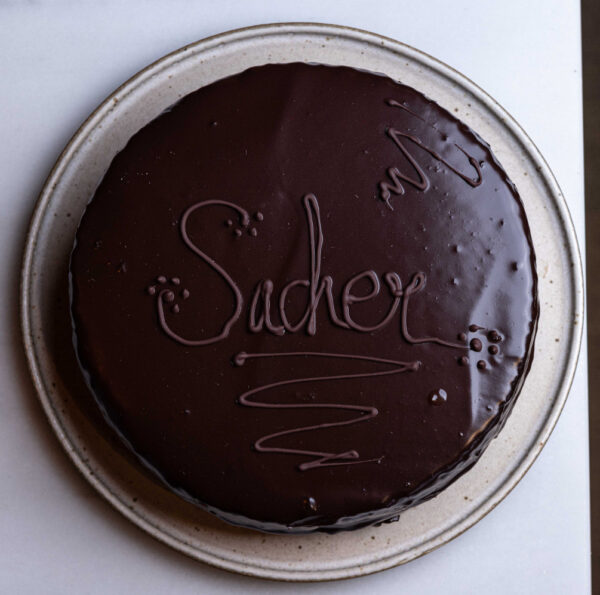 Tarta Sacher sobre una mesa